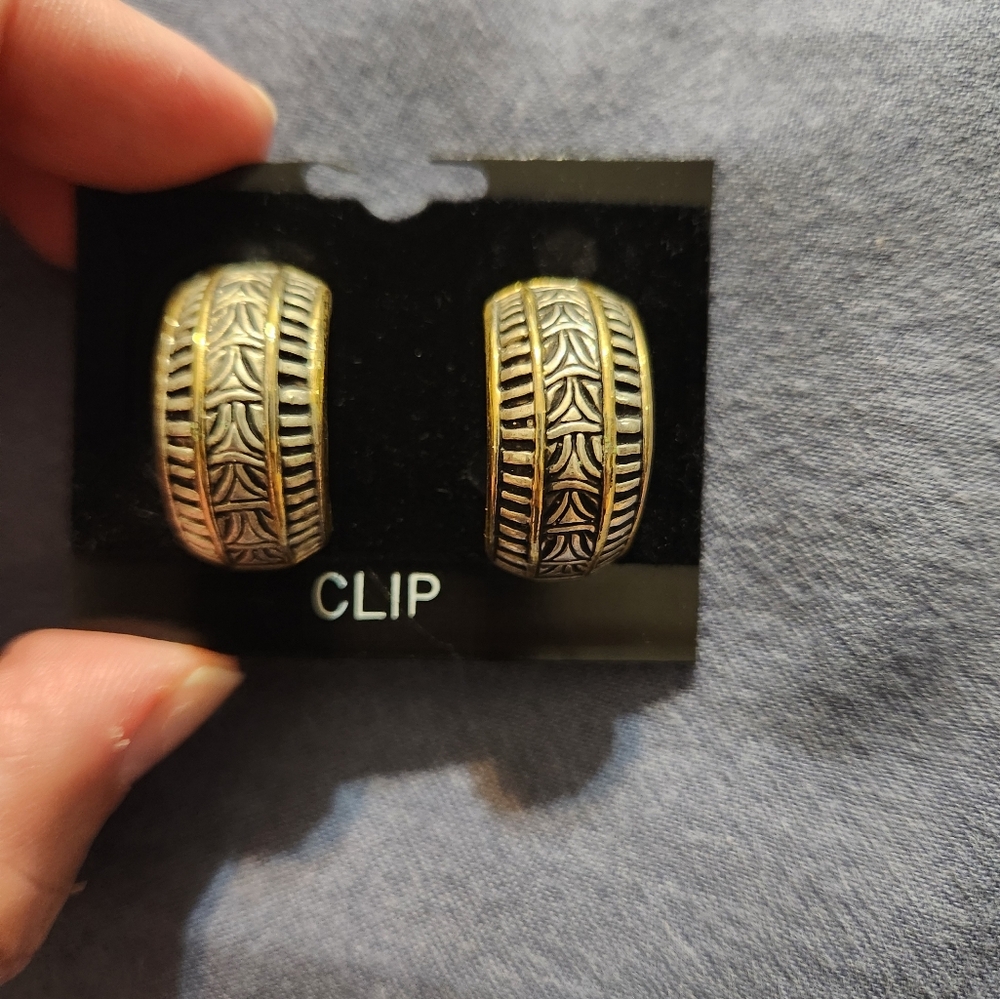 Vintage 1970s Clip-On Earrings - Picture 6 of 10